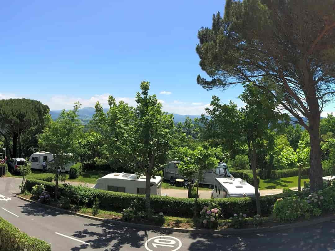 Camping Igueldo: The camping pitches are surrounded by trees and green areas