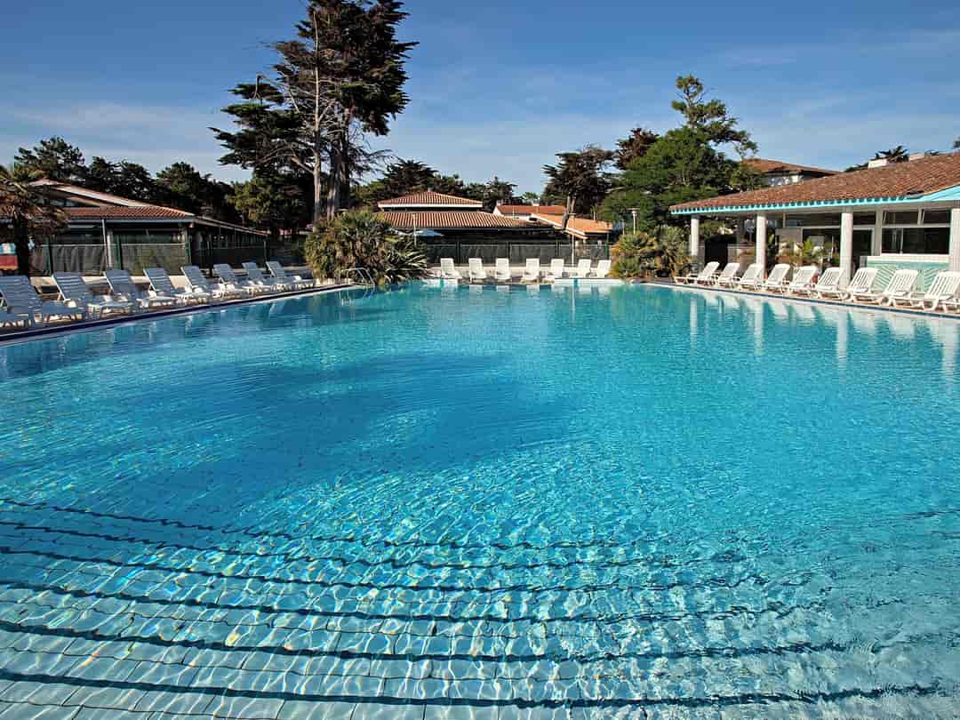 Camping Les Grenettes: Swimming pool with sun loungers