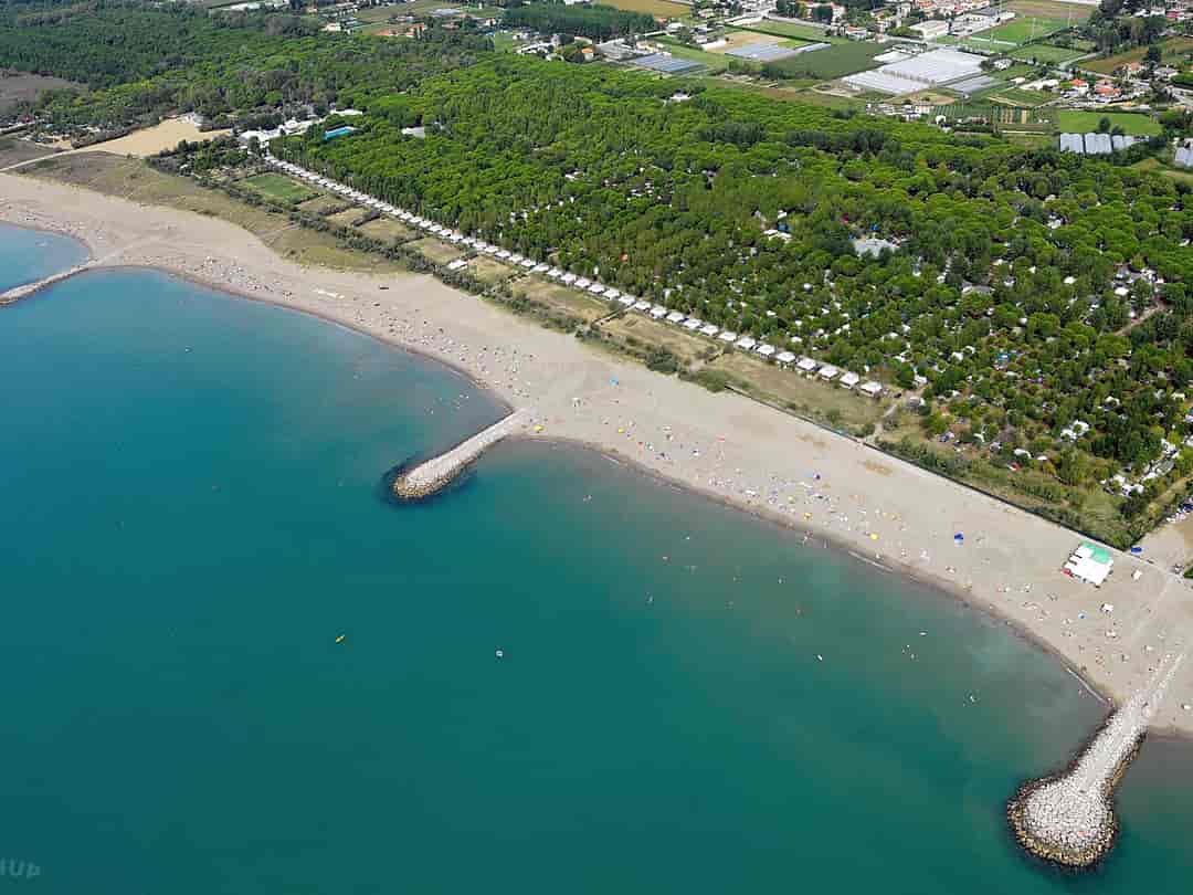 Camping Ca'Savio: Aerial view of the beach and the site