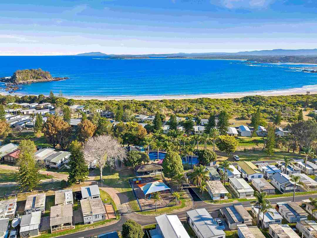 Barlings Beach Holiday Park: Aerial view of the park and bay (photo added by manager on 21/09/2023)