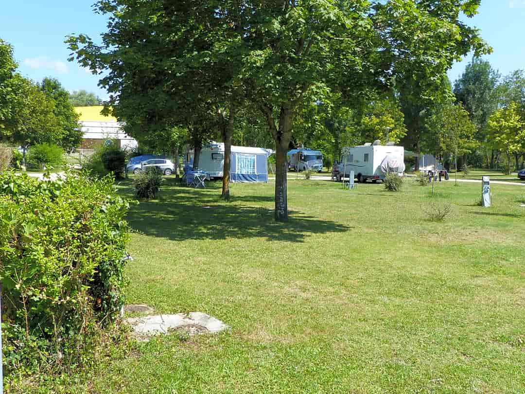 Camping Tournefeuille: Large sunny or shaded pitches