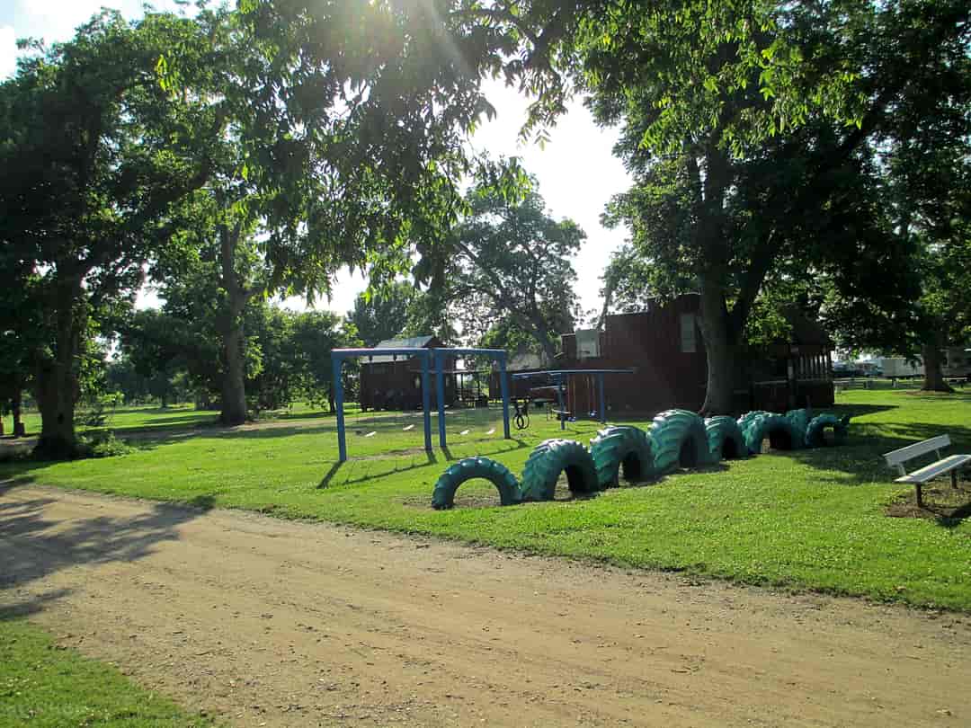 Pecan Grove RV Park: Playground area