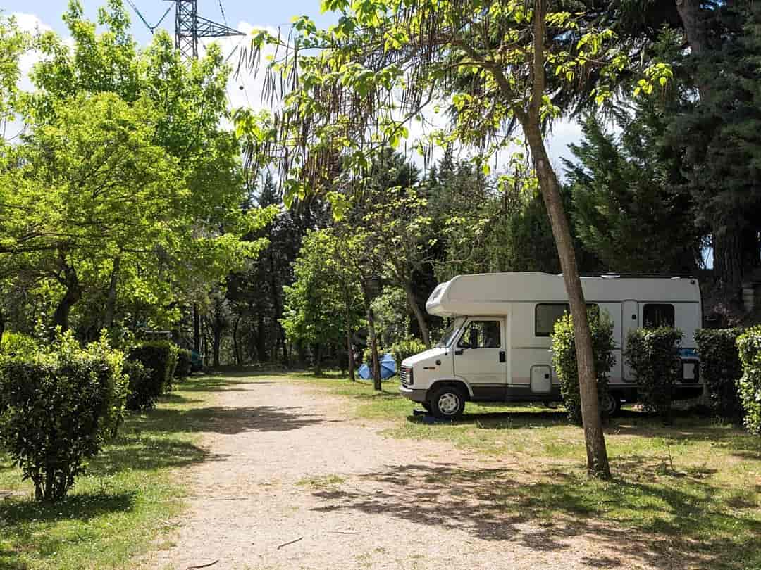 Happy Village: Motorhome pitches shaded by trees