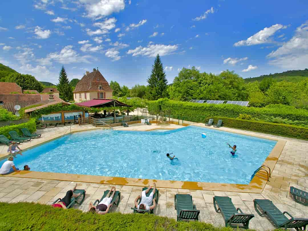 Camping La Rivière: Swimming pool with sun loungers