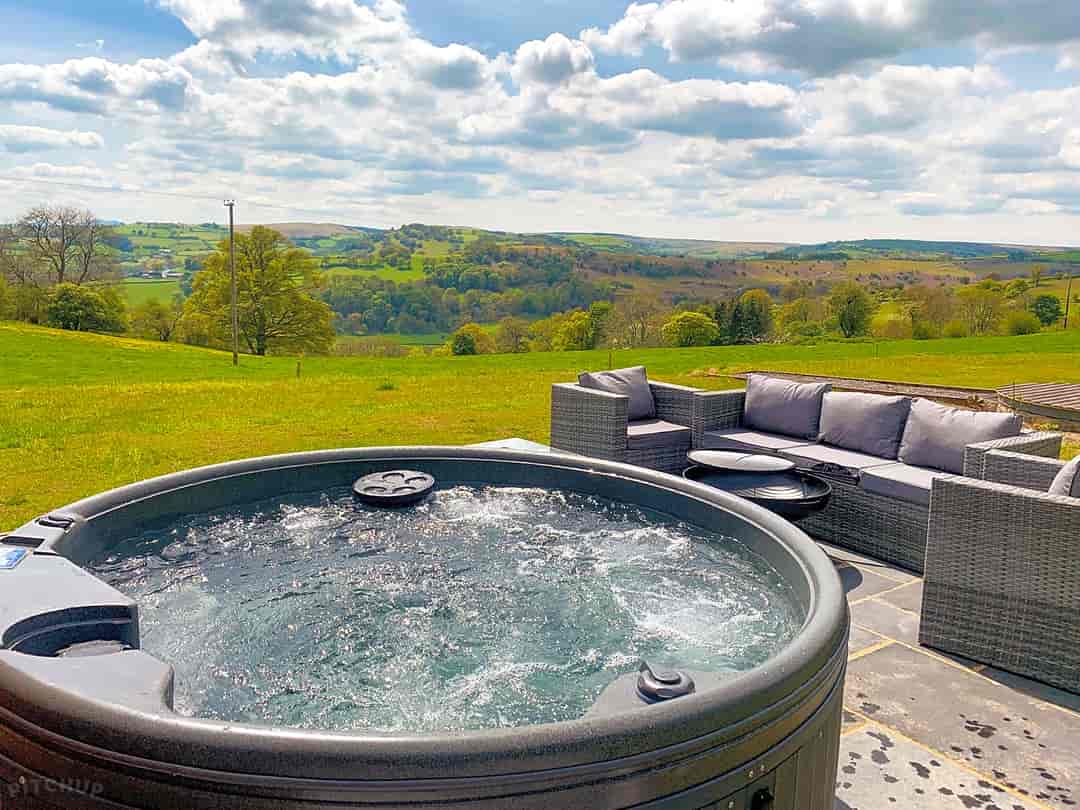 Great House Farm: Private hot tubs with each pod