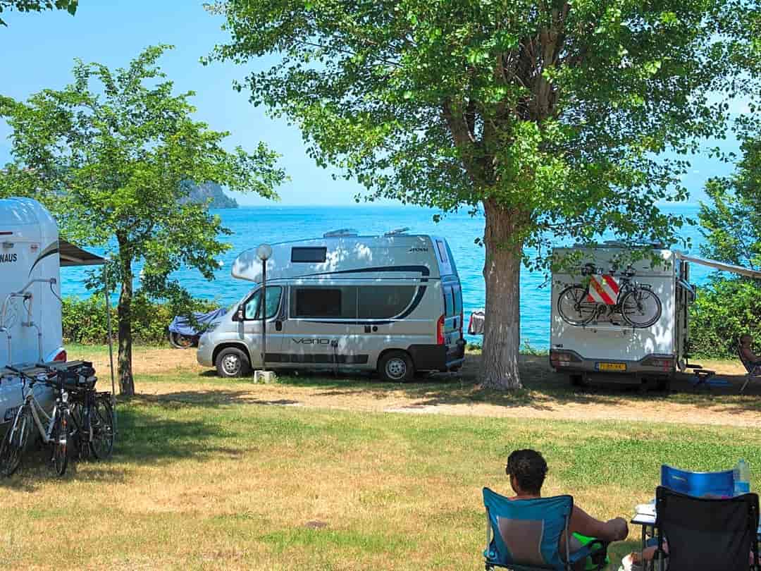 Sivinos Camping Boutique: Pitches with lake view