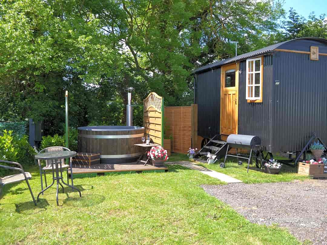 Glebe Farm Caravan Park: Shepherd's hut with hot tub