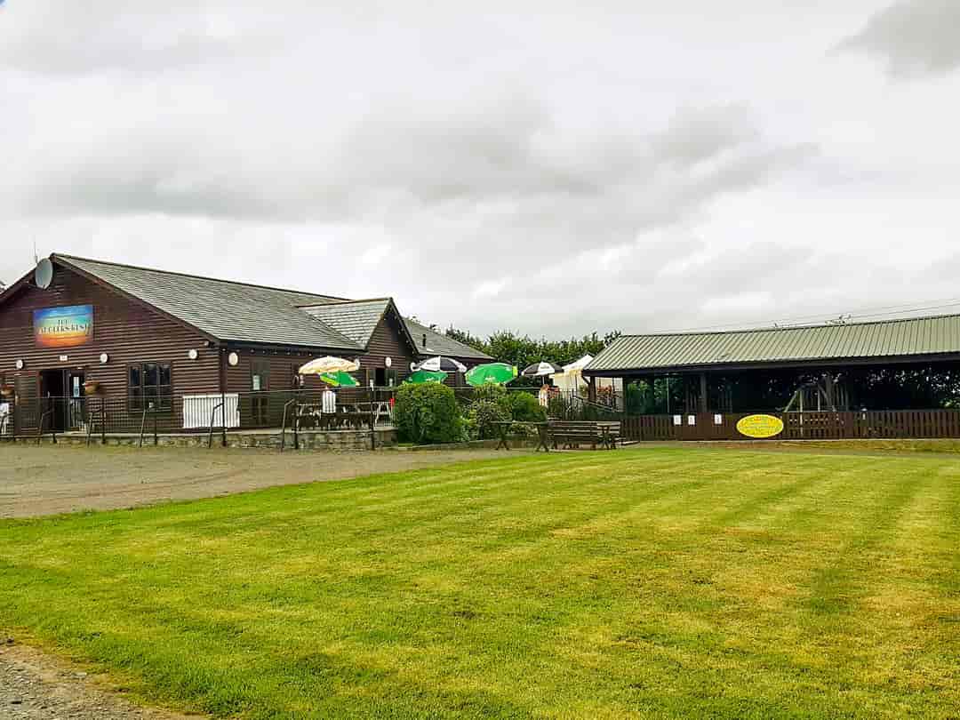 Chapmanswell Caravan Park: Clubhouse and covered play area
