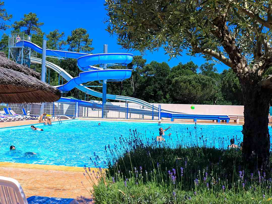 Camping Côté Ô La Palmyre: Huge swimming pool with waterslides