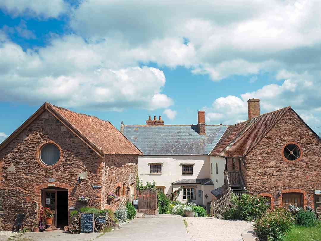 Huntstile Organic Farm: Main Farmhouse with Apple Loft (on the right, up a flight of wooden steps)