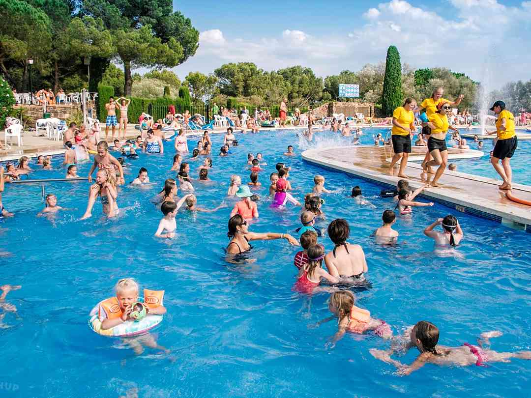 Campotel at Camping Castell Montgri: Having fun at the pool
