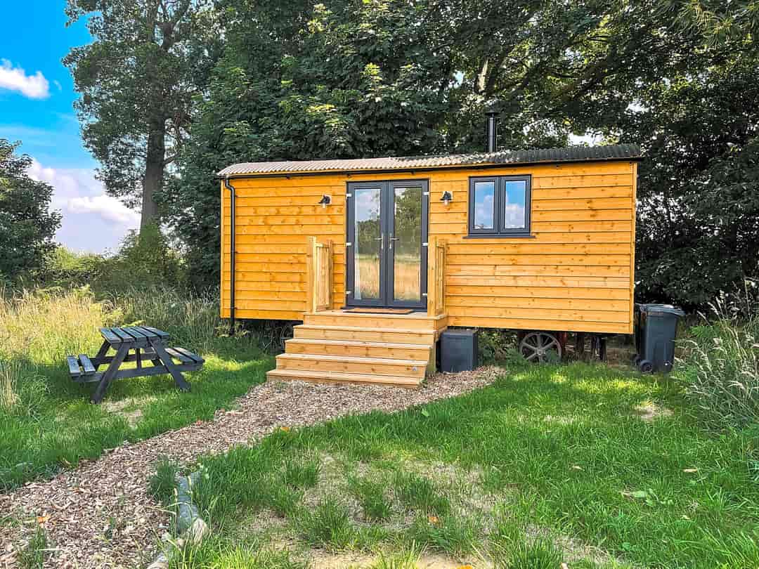 Manor Farm Retreats: Shepherd's hut exterior