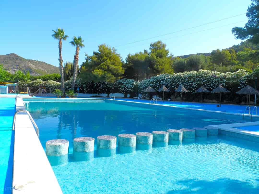Camping Azahar: Outdoor swimming pool with space to sunbathe or relax under the shade of trees