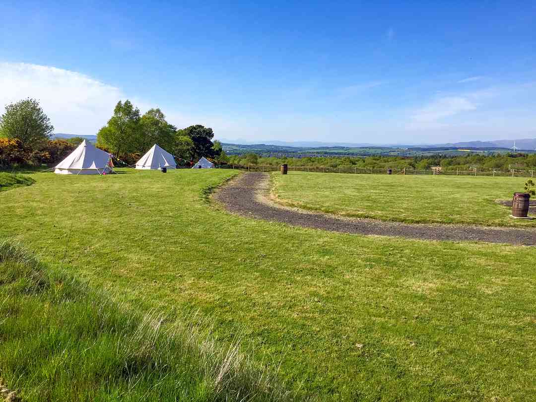 Bonnybridge Eco Camping and Glamping: Path running through the field
