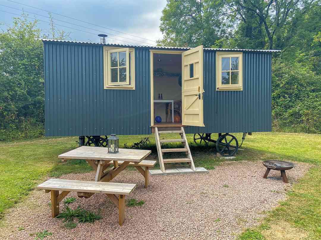 Secret Escape to the Forest: Outdoor seating and fire pit to relax outside the Shepherd's hut