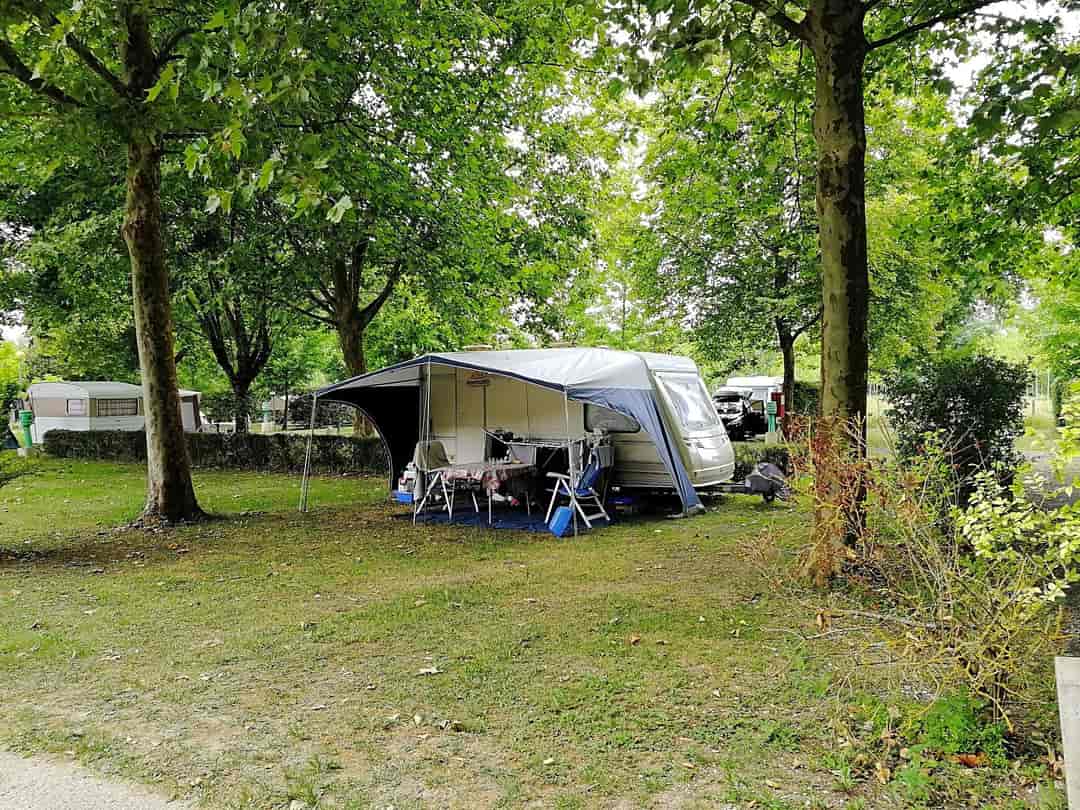 Camping de la Dronne: Spacious and shaded pitch