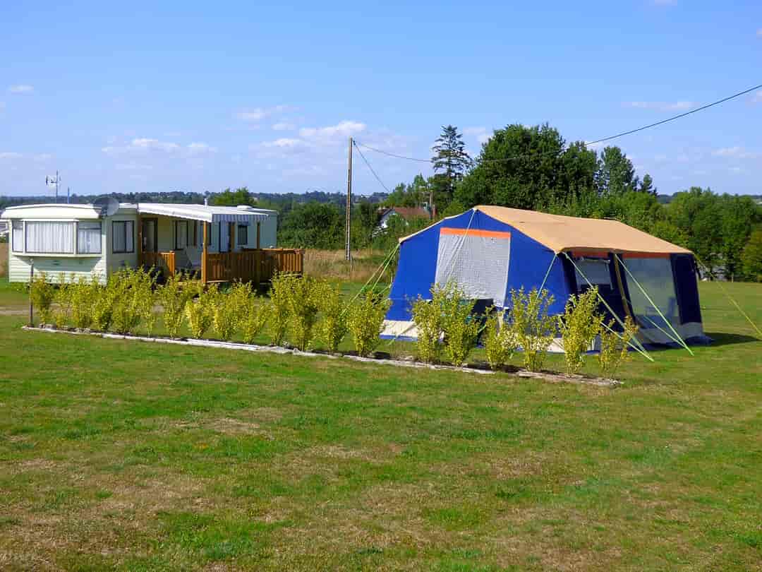 Camping La Patte d'Oie: Static Caravan and Raclet Trailer Tent