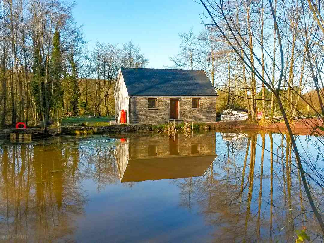 Trapp Fishery Caravan and Camping: Cottage