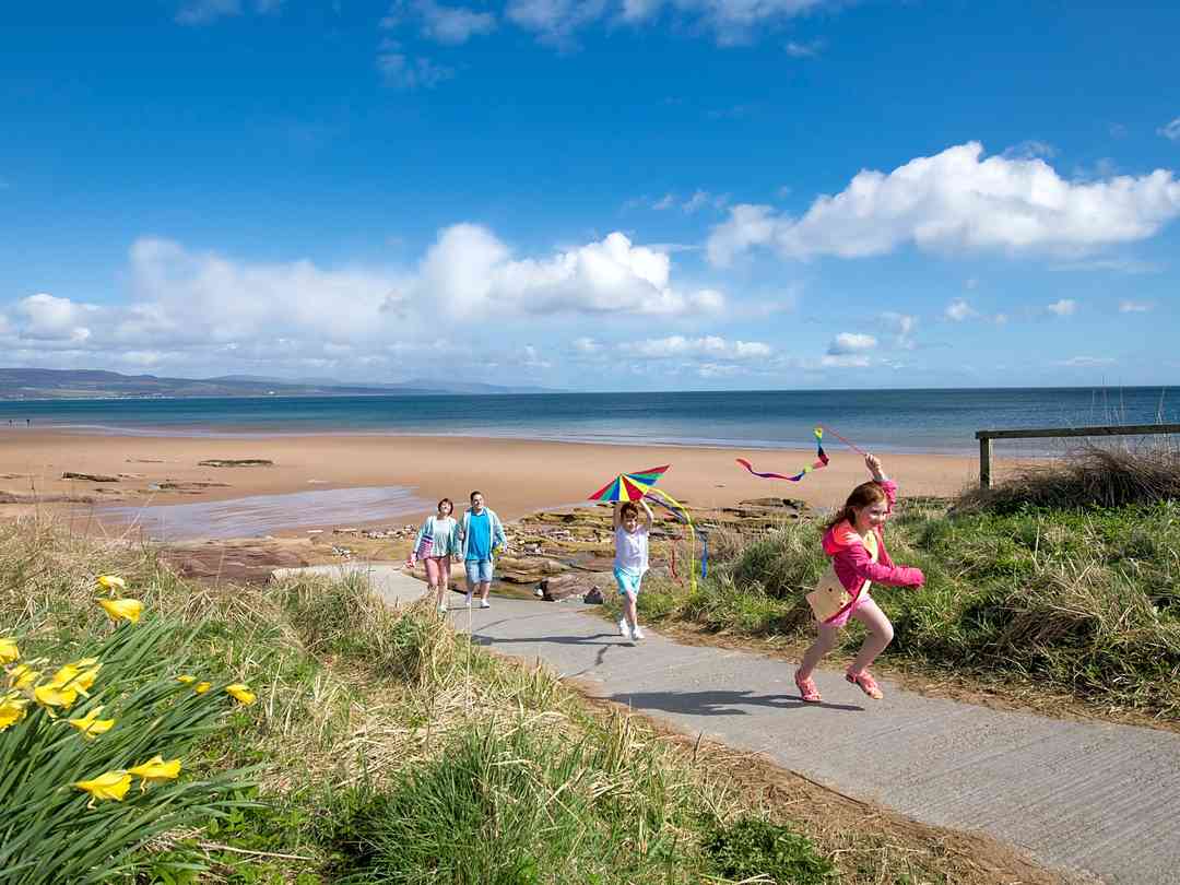 Grannie's Heilan' Hame Holiday Park: Local Beach