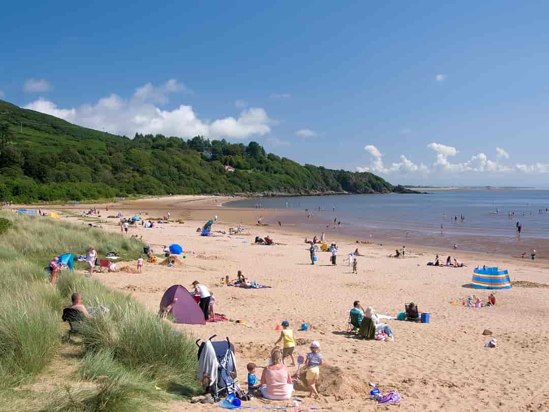Sandyhills Bay Holiday Park: Play in the sand
