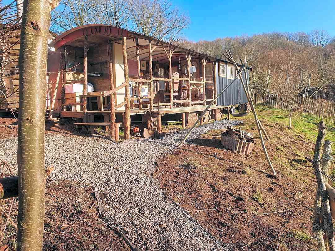 The New Inn: Hutty outside