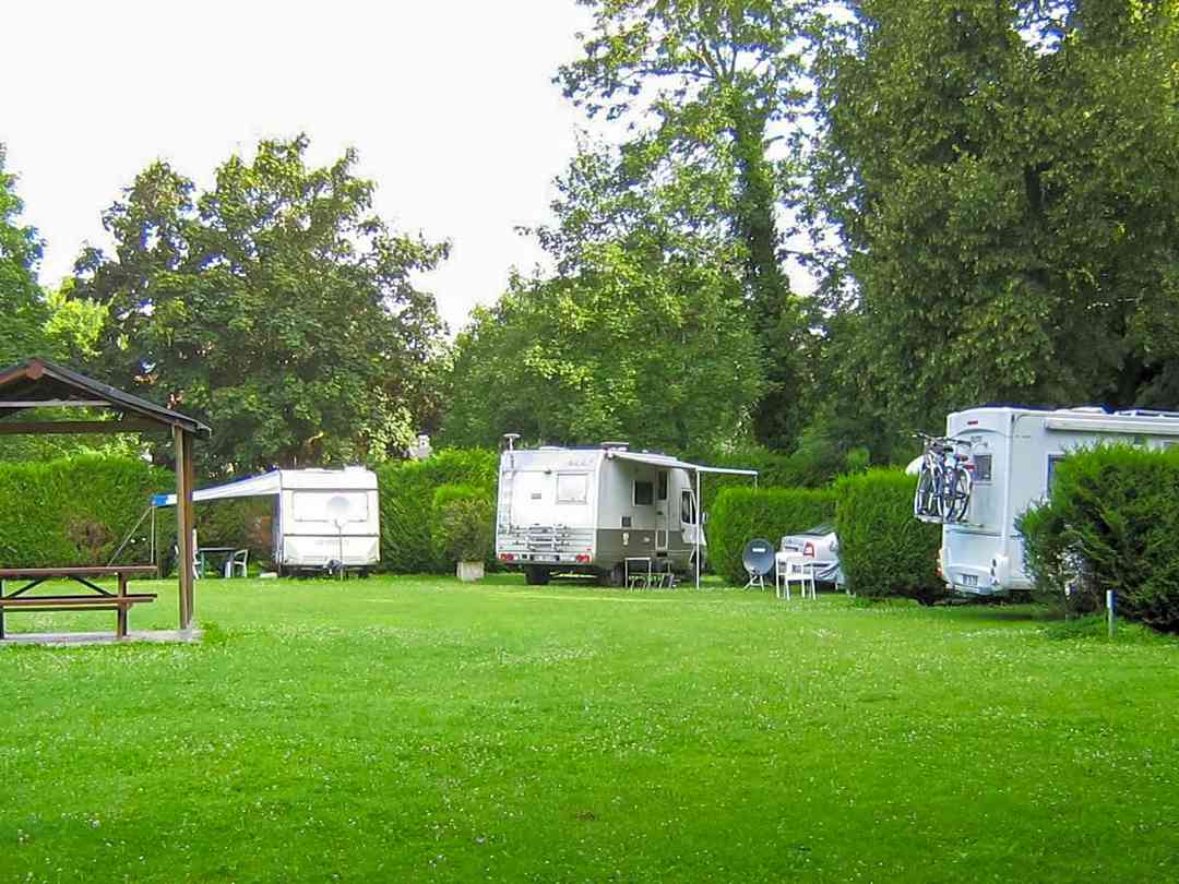 Camping de l'Abbatiale: Spacious grass pitches