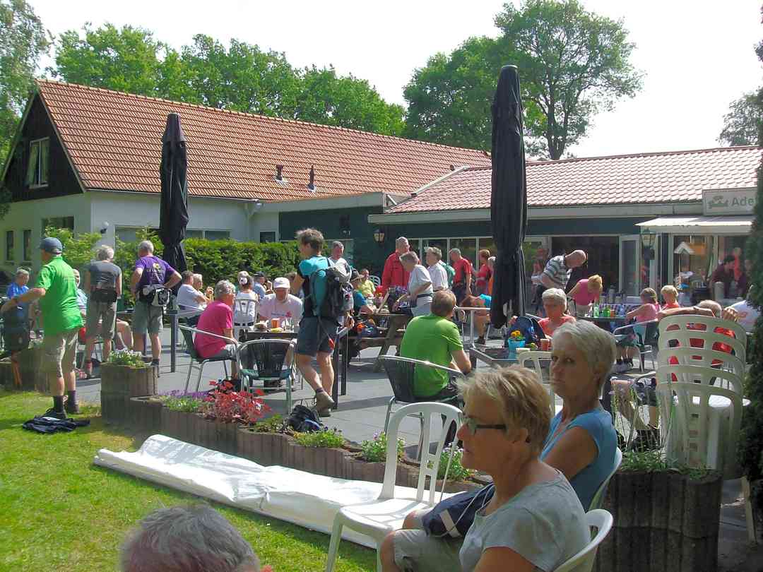 Recreatiecentrum Adelhof: Gathering on the terrace