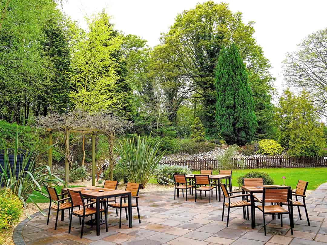Roundwood Dell Campsite: The outdoor seating area outside the café and restaurant