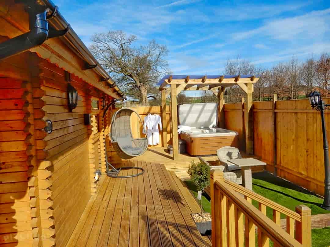 Gadlas Park Holiday Cabins: Veranda and hot tub