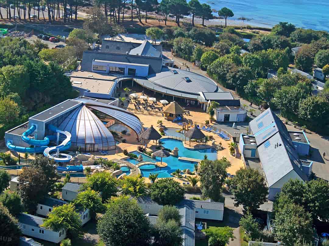 Campotel at Escale Saint-Gilles: Arial view of swimming complex