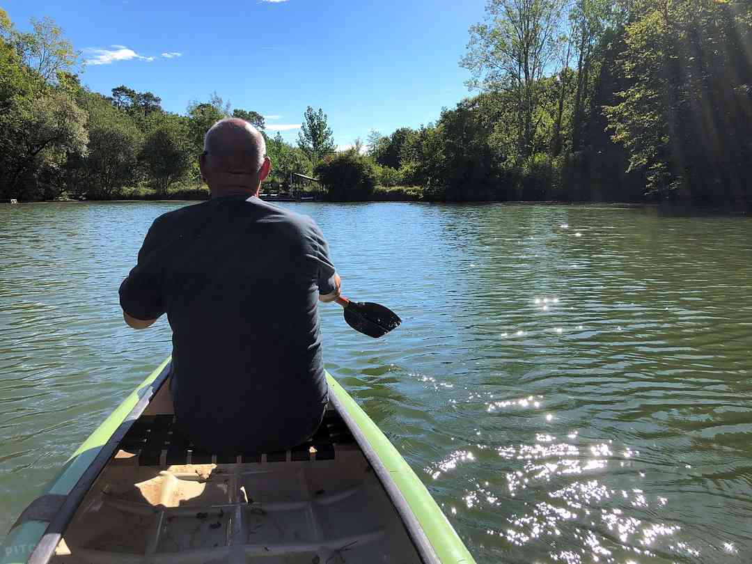 Finders Keepers France: Freshwater lake with canoe and rowing boat (photo added by manager on 06/09/2023)