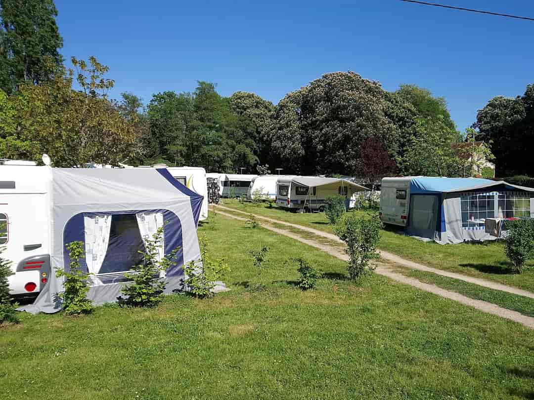 Camping des Lancières: Hedges to mark out pitches