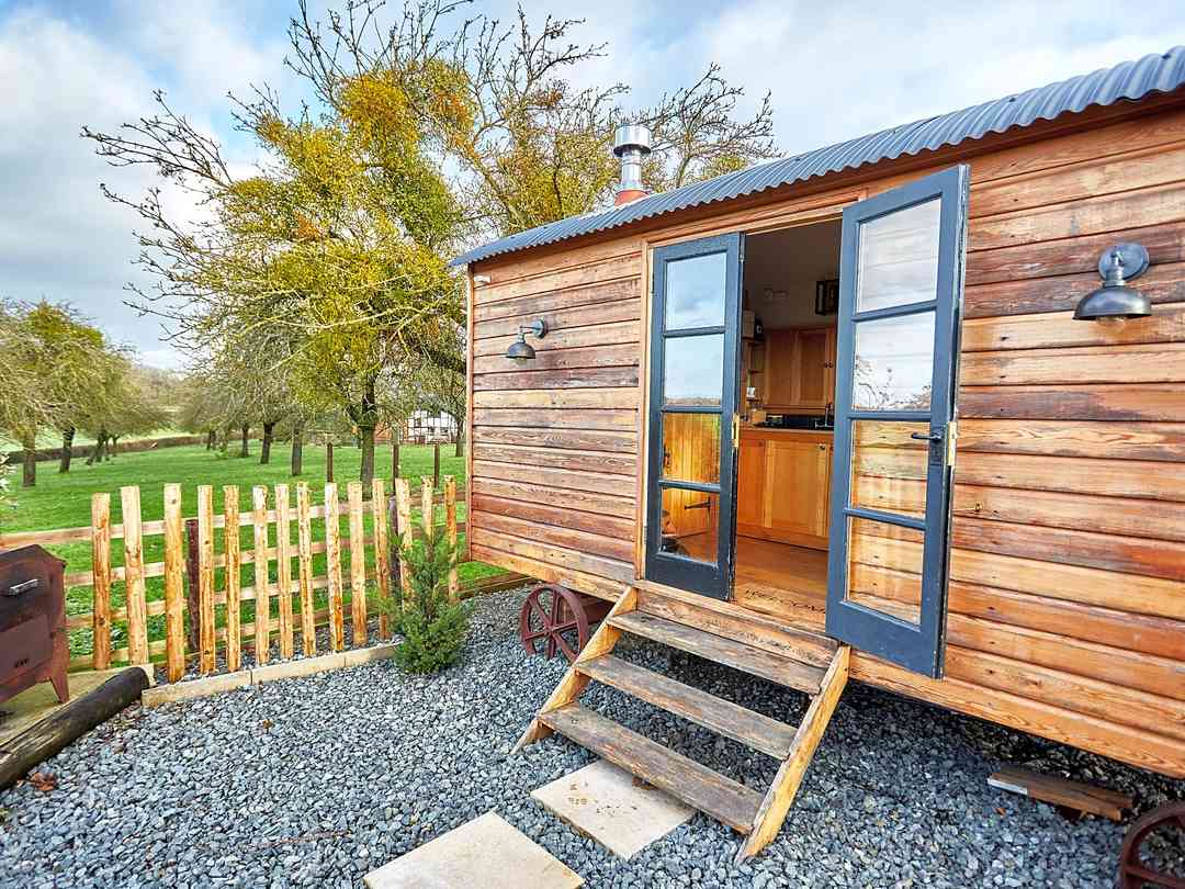 Lower Green Holidays: Hut exterior