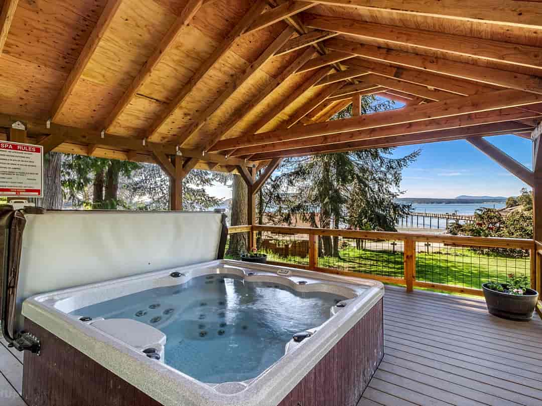 West Beach Resort: Hot tub