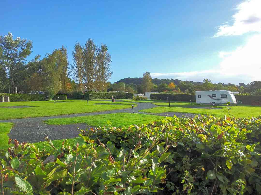 Daisy Bank Touring Park: Spacious caravan pitches and lovely surroundings (photo added by manager on 25/08/2022)