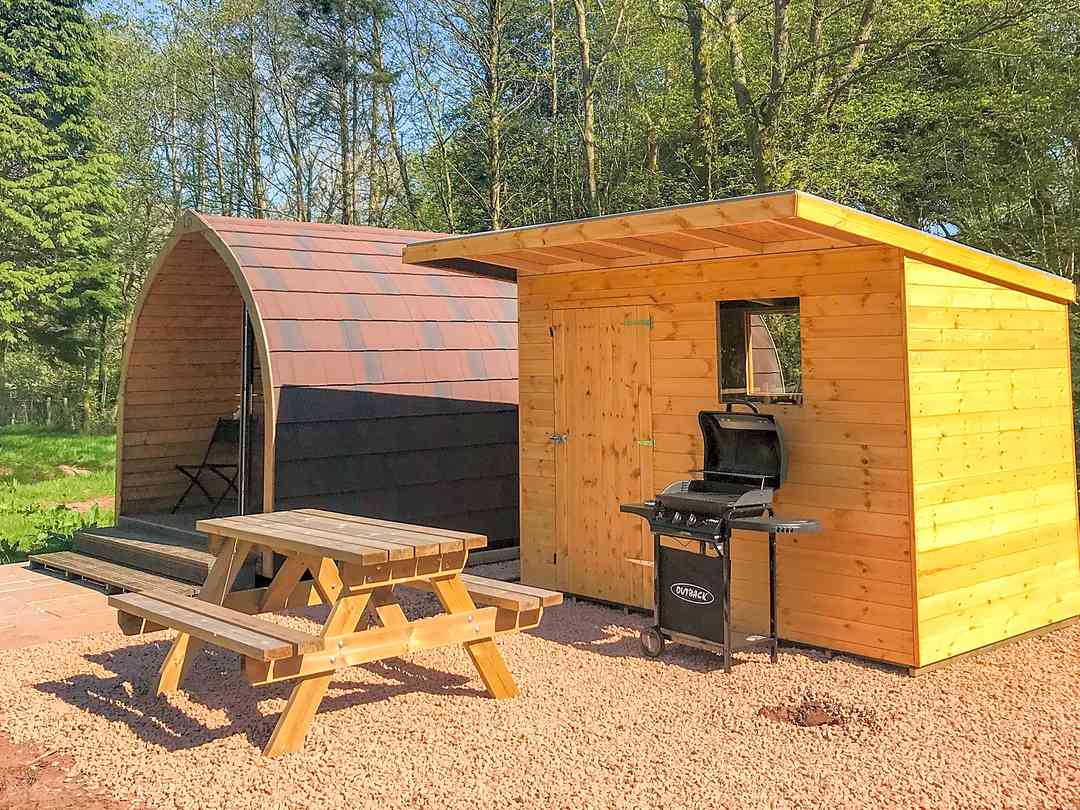 The Pod at Chapel Farm: Barbecue and picnic table (photo added by manager on 27/09/2022)