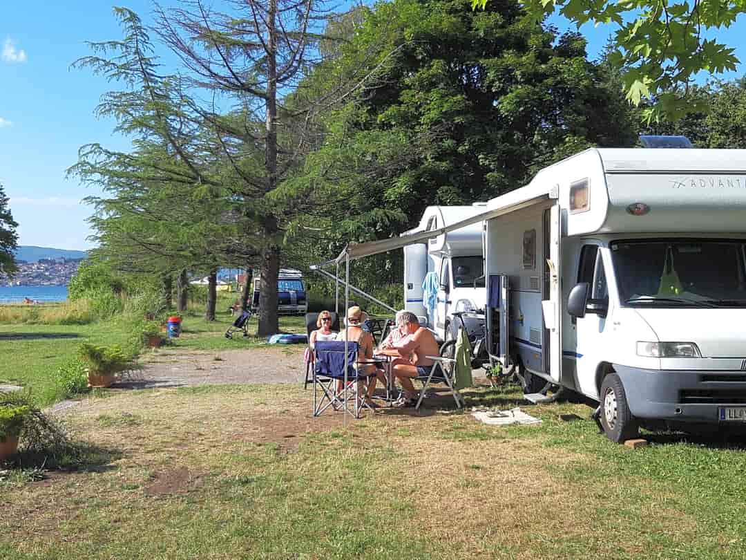 Camperstop KJ Divono: Pitches by the lake