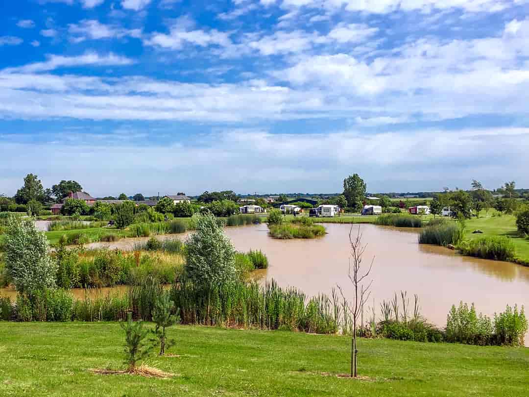 New Farm Cheshire Holidays: Lakeside pitches
