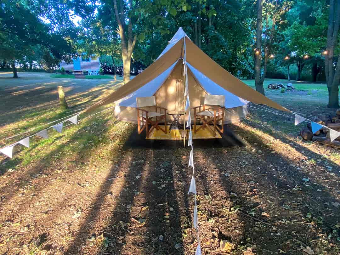 Eakley Manor Farm Glamping: Bell tent with bunting