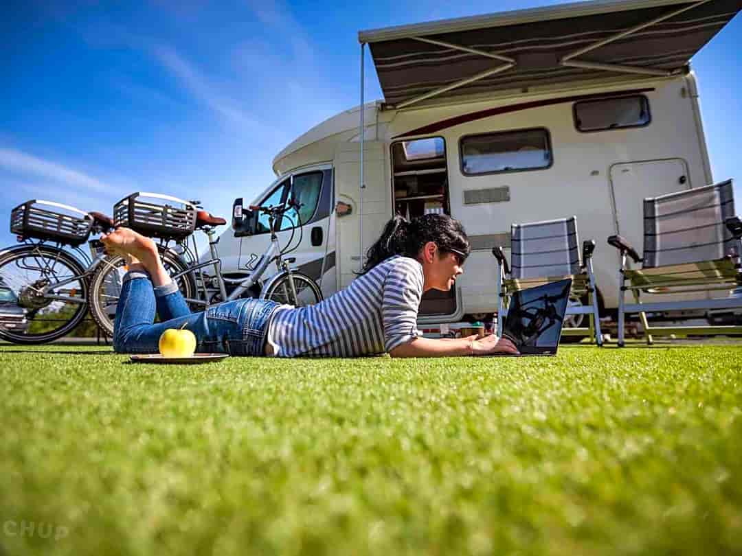 Jubilee Fields Caravan Park: Relax on the grass