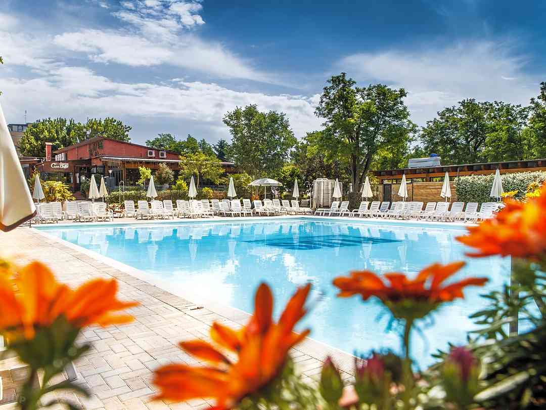 hu Roma Camping in Town: The poolside