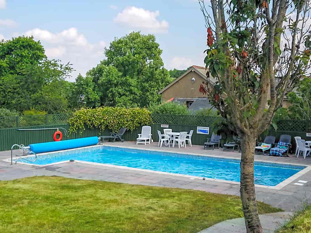 Twelve Oaks Farm Caravan Park: Outdoor pool