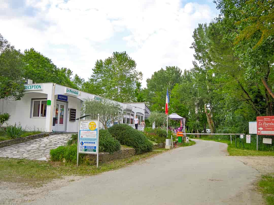 Camping Le Peyrolais: Reception and entrance