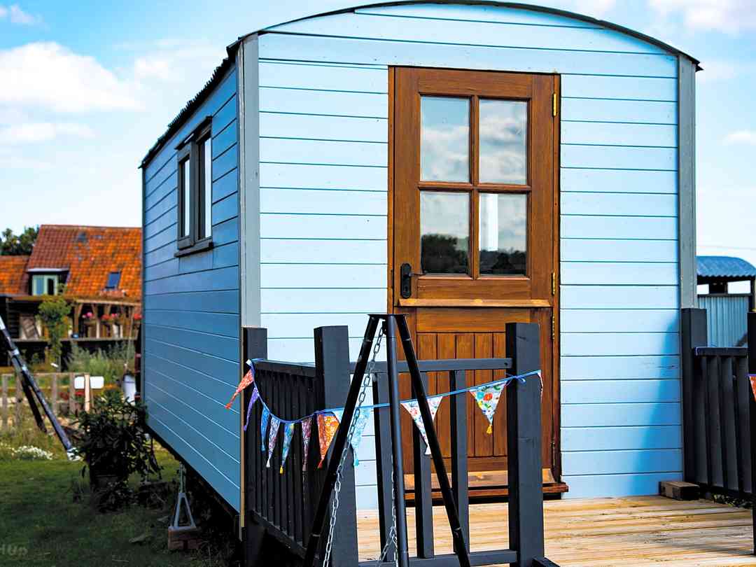 Hunstanton Camping and Glamping: Outside the Shepherds hut, bunting and decking (photo added by manager on 08/11/2022)