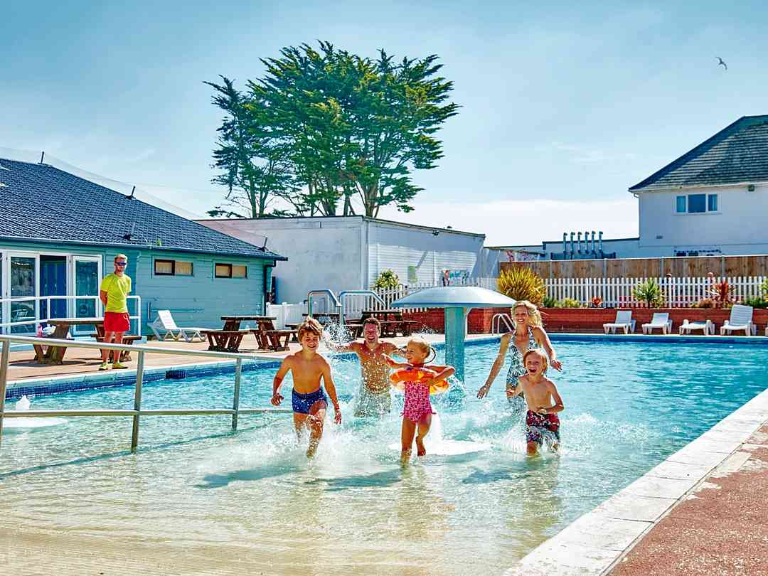 Outdoor swimming pool (photo added by manager on 02/08/2022) Kessingland Beach Holiday Park: Outdoor swimming pool (photo added by manager on 02/08/2022)