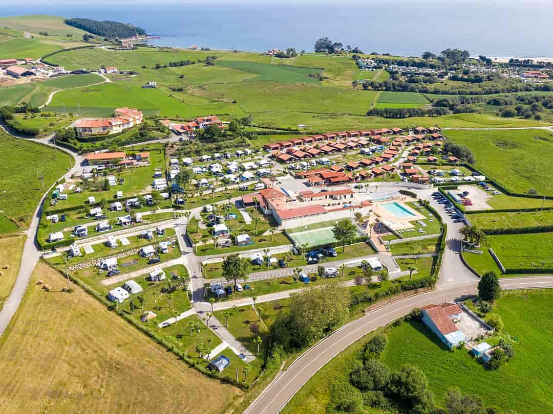Camping y Caravaning Playa De Oyambre: Aerial view of site and sea (photo added by manager on 05/09/2022)
