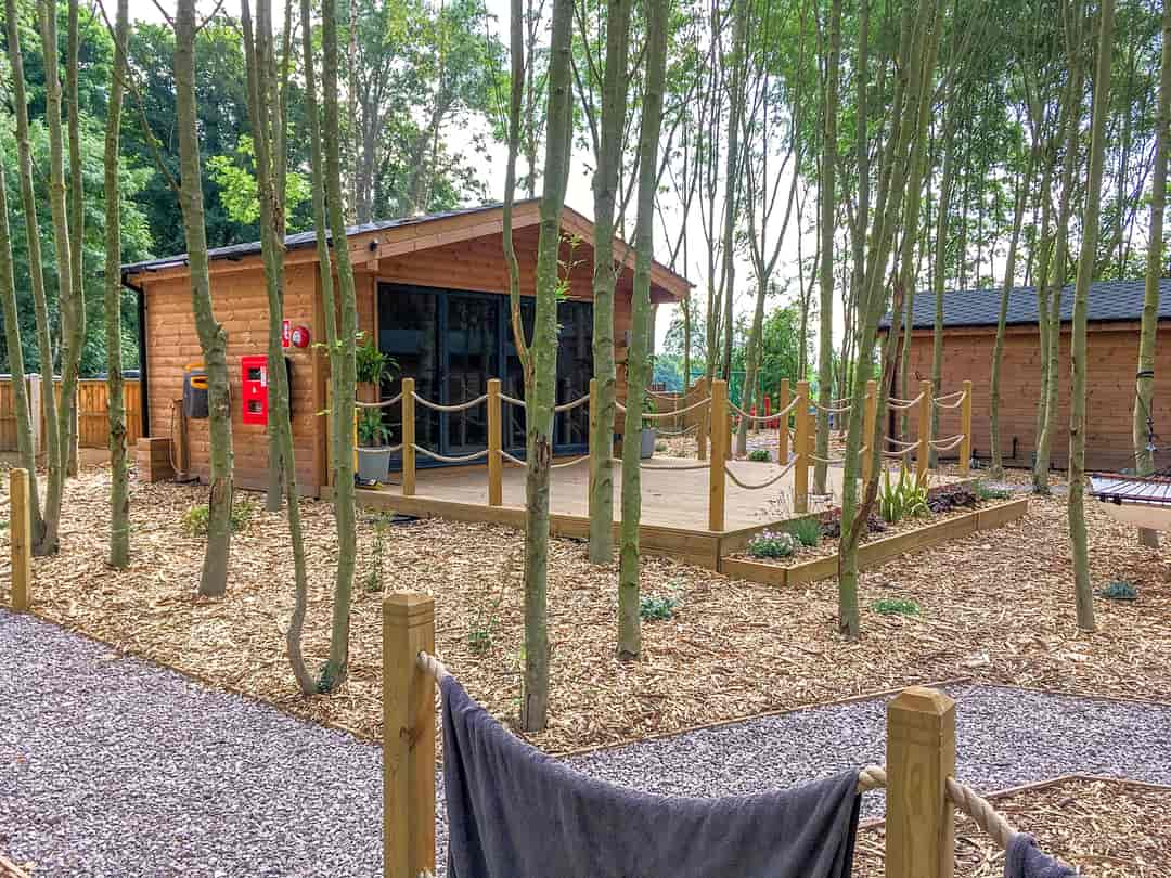 Riddings Wood Holiday Park: Hot tub area (photo added by manager on 14/11/2022)