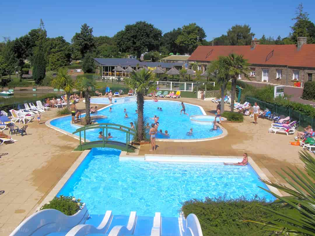Camping L'Etang des Haizes: Outdoor pool with four-track slide