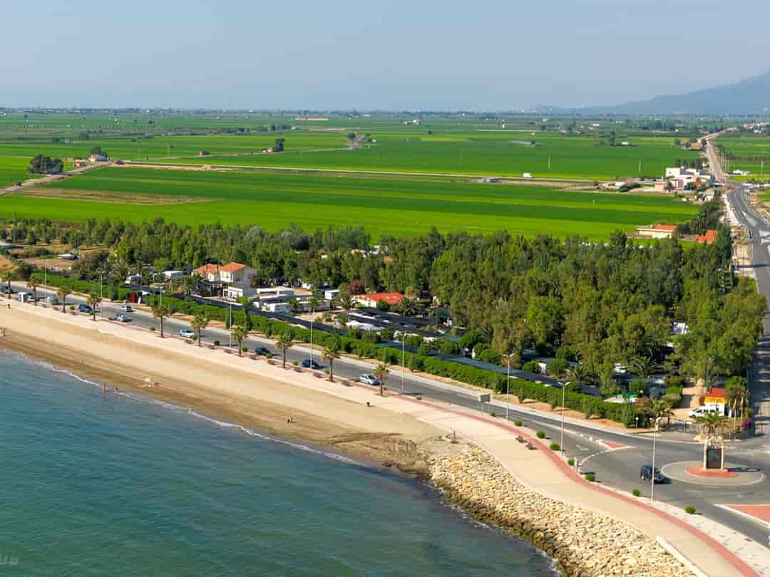 Camping Ampolla Playa: Aerial view of the site