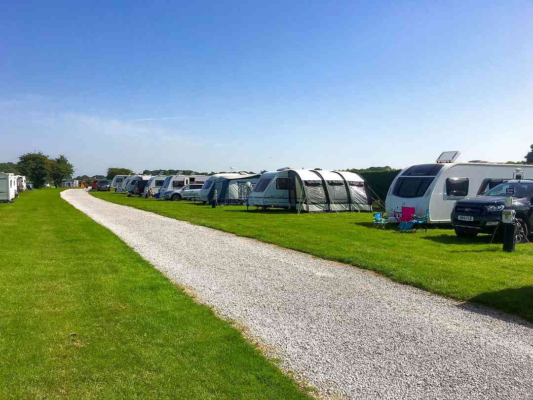 Burton Constable Holiday Park: Plenty of space to relax on the pitches (photo added by manager on 01/08/2022)
